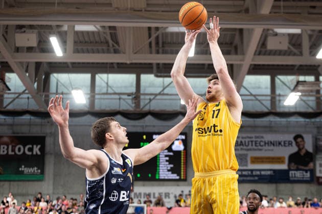 Tigers Tuebingen - Eisbaeren Bremerhaven, Herren, 2. Bundesliga, Barmer 2. Basketball Bundesliga, pro A, 34. Spieltag, Spielzeit 2025 2026, 02.05.2026 Lukas Milner (Tigers Tuebingen, 17) beim Jumper gegen Lorenz Brenneke (Eisbaeren Bremerhaven, 11)