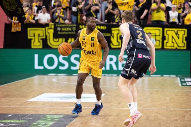 Tigers Tuebingen - Eisbaeren Bremerhaven, Herren, 2. Bundesliga, Barmer 2. Basketball Bundesliga, pro A, 34. Spieltag, Spielzeit 2025 2026, 02.05.2026 Jordan Johnson (Tigers Tuebingen, 11) gegen Raphael Falkenthal (Eisbaeren Bremerhaven, 02)