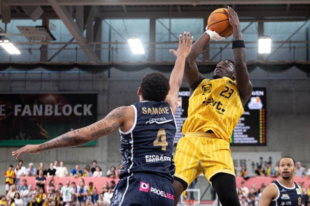 Tigers Tuebingen - Eisbaeren Bremerhaven, Herren, 2. Bundesliga, Barmer 2. Basketball Bundesliga, pro A, 34. Spieltag, Spielzeit 2025 2026, 02.05.2026 Melkisedek Moreaux (Tigers Tuebingen, 23) beim Jumper gegen Jordan Samare (Eisbaeren Bremerhaven, 04)