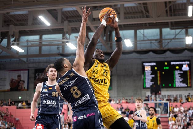 Tigers Tuebingen - Eisbaeren Bremerhaven, Herren, 2. Bundesliga, Barmer 2. Basketball Bundesliga, pro A, 34. Spieltag, Spielzeit 2025 2026, 02.05.2026 Melkisedek Moreaux (Tigers Tuebingen, 23) gegen Jemarl Lemuel Baker Jr. (Eisbaeren Bremerhaven, 08)