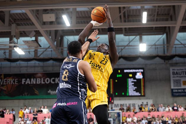 Tigers Tuebingen - Eisbaeren Bremerhaven, Herren, 2. Bundesliga, Barmer 2. Basketball Bundesliga, pro A, 34. Spieltag, Spielzeit 2025 2026, 02.05.2026 Melkisedek Moreaux (Tigers Tuebingen, 23) gegen Jemarl Lemuel Baker Jr. (Eisbaeren Bremerhaven, 08)