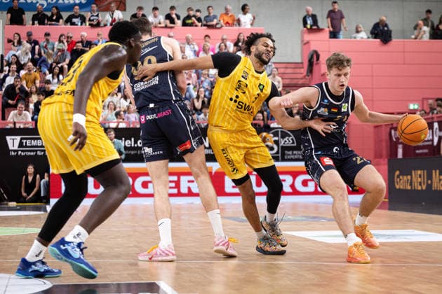 Tigers Tuebingen - Eisbaeren Bremerhaven, Herren, 2. Bundesliga, Barmer 2. Basketball Bundesliga, pro A, 34. Spieltag, Spielzeit 2025 2026, 02.05.2026 Peter Hemschemeier (Eisbaeren Bremerhaven, 22) mit dem Ball gegen Miles Tention (Tigers Tuebingen, 03)