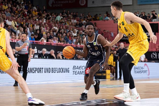 Tigers Tuebingen - Eisbaeren Bremerhaven, Herren, 2. Bundesliga, Barmer 2. Basketball Bundesliga, pro A, 34. Spieltag, Spielzeit 2025 2026, 02.05.2026 Elijah Jahi Miller (Eisbaeren Bremerhaven, 00) gegen Felix Edwardsson (Tigers Tuebingen, 08)
