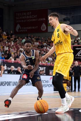 Tigers Tuebingen - Eisbaeren Bremerhaven, Herren, 2. Bundesliga, Barmer 2. Basketball Bundesliga, pro A, 34. Spieltag, Spielzeit 2025 2026, 02.05.2026 Elijah Jahi Miller (Eisbaeren Bremerhaven, 00) gegen Felix Edwardsson (Tigers Tuebingen, 08)