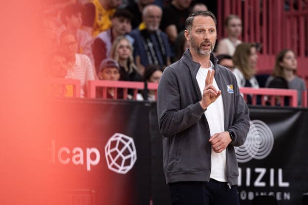 Tigers Tuebingen - Eisbaeren Bremerhaven, Herren, 2. Bundesliga, Barmer 2. Basketball Bundesliga, pro A, 34. Spieltag, Spielzeit 2025 2026, 02.05.2026 Steven Esterkamp (Eisbaeren Bremerhaven, Head Coach) an der Seitenlinie