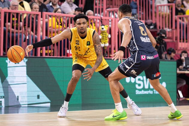 Tigers Tuebingen - Eisbaeren Bremerhaven, Herren, 2. Bundesliga, Barmer 2. Basketball Bundesliga, pro A, 34. Spieltag, Spielzeit 2025 2026, 02.05.2026 Bernard Pelote (Tigers Tuebingen, 01) beim Pass gegen Jemarl Lemuel Baker Jr. (Eisbaeren Bremerhaven, 08)