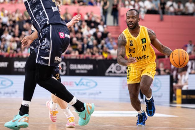 Tigers Tuebingen - Eisbaeren Bremerhaven, Herren, 2. Bundesliga, Barmer 2. Basketball Bundesliga, pro A, 34. Spieltag, Spielzeit 2025 2026, 02.05.2026 Jordan Johnson (Tigers Tuebingen, 11) auf dem Weg zum Korb