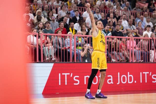 Tigers Tuebingen - Eisbaeren Bremerhaven, Herren, 2. Bundesliga, Barmer 2. Basketball Bundesliga, pro A, 34. Spieltag, Spielzeit 2025 2026, 02.05.2026 Isaiah Sanders (Tigers Tuebingen, 10) nach dem Dreierwurf