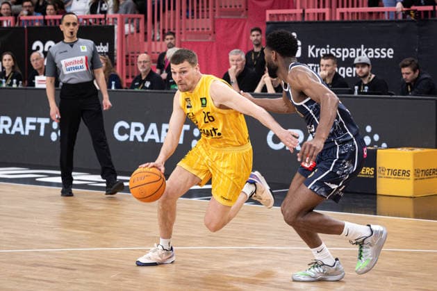 Tigers Tuebingen - Eisbaeren Bremerhaven, Herren, 2. Bundesliga, Barmer 2. Basketball Bundesliga, pro A, 34. Spieltag, Spielzeit 2025 2026, 02.05.2026 Till Joscha Joenke (Tigers Tuebingen, 26) gegen Elijah Jahi Miller (Eisbaeren Bremerhaven, 00)