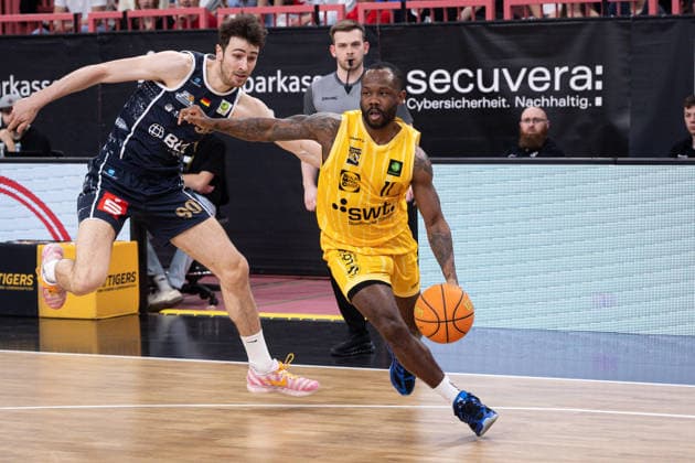 Tigers Tuebingen - Eisbaeren Bremerhaven, Herren, 2. Bundesliga, Barmer 2. Basketball Bundesliga, pro A, 34. Spieltag, Spielzeit 2025 2026, 02.05.2026 Jordan Johnson (Tigers Tuebingen, 11) gegen Jannis von Seckendorff (Eisbaeren Bremerhaven, 90)