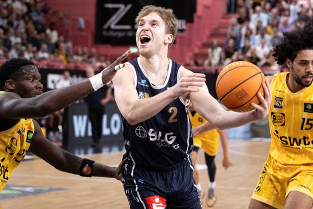 Tigers Tuebingen - Eisbaeren Bremerhaven, Herren, 2. Bundesliga, Barmer 2. Basketball Bundesliga, pro A, 34. Spieltag, Spielzeit 2025 2026, 02.05.2026 Raphael Falkenthal (Eisbaeren Bremerhaven, 02) mit dem Ball