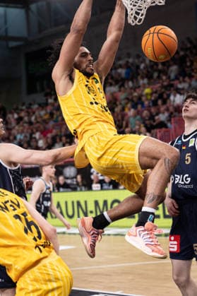 Tigers Tuebingen - Eisbaeren Bremerhaven, Herren, 2. Bundesliga, Barmer 2. Basketball Bundesliga, pro A, 34. Spieltag, Spielzeit 2025 2026, 02.05.2026 Patrick Emilien (Tigers Tuebingen, 15) beim Dunking