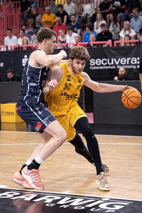 Tigers Tuebingen - Eisbaeren Bremerhaven, Herren, 2. Bundesliga, Barmer 2. Basketball Bundesliga, pro A, 34. Spieltag, Spielzeit 2025 2026, 02.05.2026 Lukas Milner (Tigers Tuebingen, 17) mit dem Ball unterm Korb