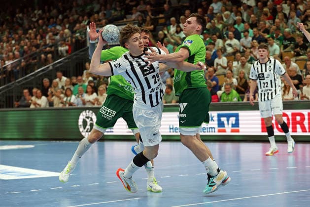02.05.2026, xovx, Handball Daikin Handball Bundesliga, HSG Wetzlar - THW Kiel v.l. Jona Schoch (HSG Wetzlar), Johan Hinrich Rohwer (THW Kiel), Josip Simic (HSG Wetzlar) Wetzlar Buderus-Arena Hessen Deutschland (DE)