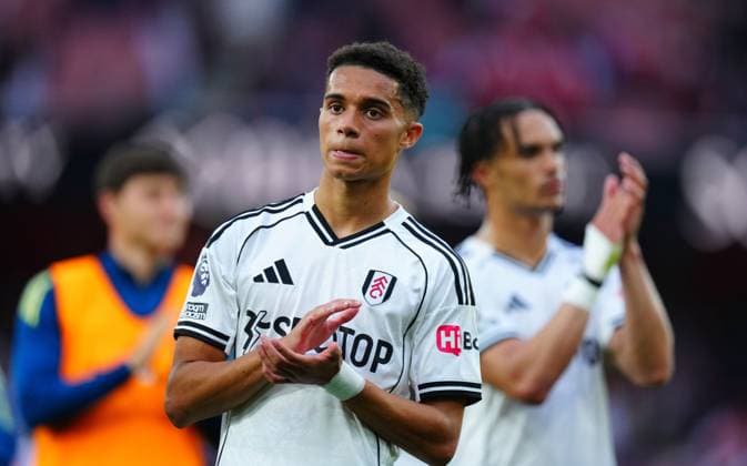 Josh King of Fulham applauds the fans at full time Arsenal v Fulham, Premier League, Football, Emirates Stadium, London , UK - 02 May 2026London Emirates Stadium United Kingdom EDITORIAL USE ONLY No use with unauthorised audio, video, data, fixture lists, club league logos or live services. Online in-match use limited to 120 images, no video emulation. No use in betting, games or single club league player publications.  Copyright: xJavierxGarcia Shutterstockx 16854566bg
