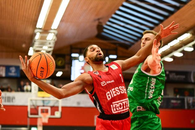 Kyle Castlin, Marko Bacak 2.Bundesliga Pro A, 34. Spieltag, 46ers, Basketball, Basketball Saison 2025 2026, BBL, Deutschland, Giessen 46ers EPG Baskets Koblenz, Giessen in rot,Koblenz in grün, Herren, Männer