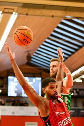 Kyle Castlin, Marko Bacak 2.Bundesliga Pro A, 34. Spieltag, 46ers, Basketball, Basketball Saison 2025 2026, BBL, Deutschland, Giessen 46ers EPG Baskets Koblenz, Giessen in rot,Koblenz in grün, Herren, Männer
