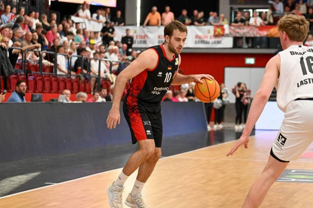 Sebastian Brach (Bayer Giants Leverkusen, 10) am Ball gegen Fynn Lastring (Artland Dragons, 16) Artland Dragons vs. Bayer Giants Leverkusen, 2. Basketball-Bundesliga, Pro A, 34. Spieltag, Saison 2025 2026, 02.05.2026, Artland Dragons vs. Bayer Giants Leverkusen, 2. Basketball-Bundesliga, Pro A, 34. Spieltag, Saison 2025 2026, 02.05.2026 Quakenbrueck Copyright: xEibner-Pressefoto RobertxGertzenx EP_RGN