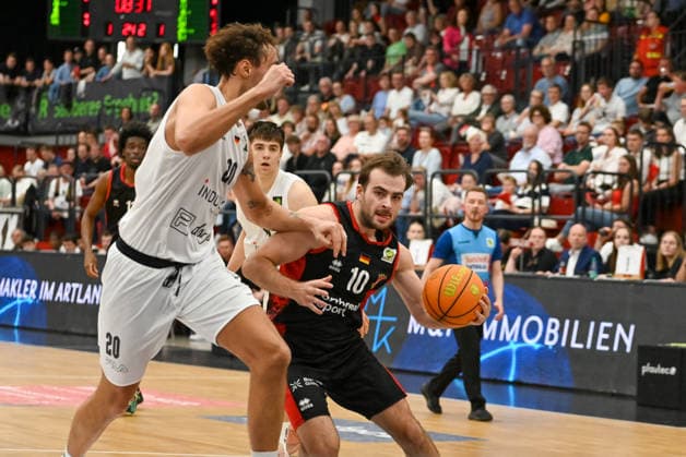 Sebastian Brach (Bayer Giants Leverkusen, 10) gegen Linus Ruf (Artland Dragons, 20) Artland Dragons vs. Bayer Giants Leverkusen, 2. Basketball-Bundesliga, Pro A, 34. Spieltag, Saison 2025 2026, 02.05.2026, Artland Dragons vs. Bayer Giants Leverkusen, 2. Basketball-Bundesliga, Pro A, 34. Spieltag, Saison 2025 2026, 02.05.2026 Quakenbrueck Copyright: xEibner-Pressefoto RobertxGertzenx EP_RGN