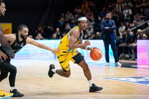 Stef Smith (Nr. 3 MHP Riesen Ludwigsburg) gegen Kaza Kajami-Keane (Nr. 24 Basketball Loewen Braunschweig) GER, Basketball Loewen Braunschweig gegen MHP Riesen Ludwigsburg, Basketball, easyCredit BBL, Woche 32, Spielzeit 2025 26, 02.05.2026 GER, Basketball Loewen Braunschweig gegen MHP Riesen Ludwigsburg, Basketball, easyCredit BBL, Woche 32, Spielzeit 2025 26, 02.05.2026 Braunschweig Copyright: xEibner-Pressefoto DanielxREINELTx EP_DRT