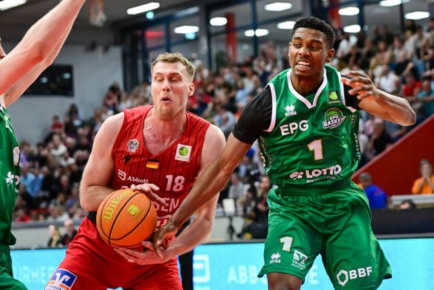 Till Gloger, Julian Larry 2.Bundesliga Pro A, 34. Spieltag, 46ers, Basketball, Basketball Saison 2025 2026, BBL, Deutschland, Giessen 46ers EPG Baskets Koblenz, Giessen in rot,Koblenz in grün, Herren, Männer