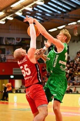 Simon Krajcovic, Jannis Sonnefeld 2.Bundesliga Pro A, 34. Spieltag, 46ers, Basketball, Basketball Saison 2025 2026, BBL, Deutschland, Giessen 46ers EPG Baskets Koblenz, Giessen in rot,Koblenz in grün, Herren, Männer