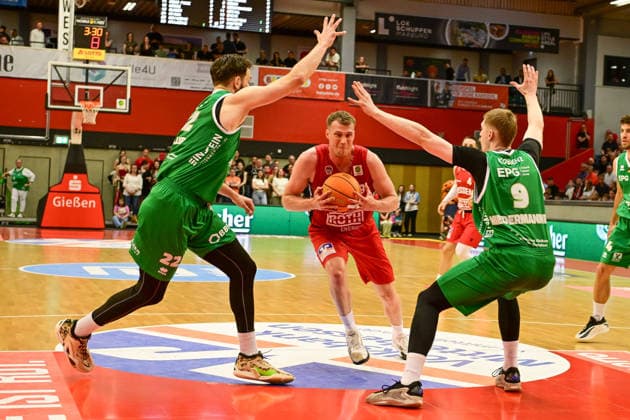 Alexander Möller, Till Gloger, Jonas Niedermanner 2.Bundesliga Pro A, 34. Spieltag, 46ers, Basketball, Basketball Saison 2025 2026, BBL, Deutschland, Giessen 46ers EPG Baskets Koblenz, Giessen in rot,Koblenz in grün, Herren, Männer