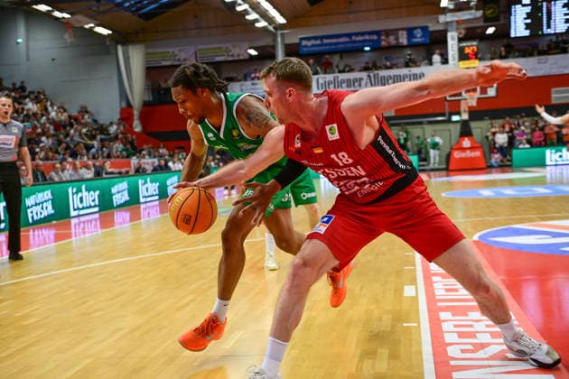 Devonte McCall, Till Gloger 2.Bundesliga Pro A, 34. Spieltag, 46ers, Basketball, Basketball Saison 2025 2026, BBL, Deutschland, Giessen 46ers EPG Baskets Koblenz, Giessen in rot,Koblenz in grün, Herren, Männer