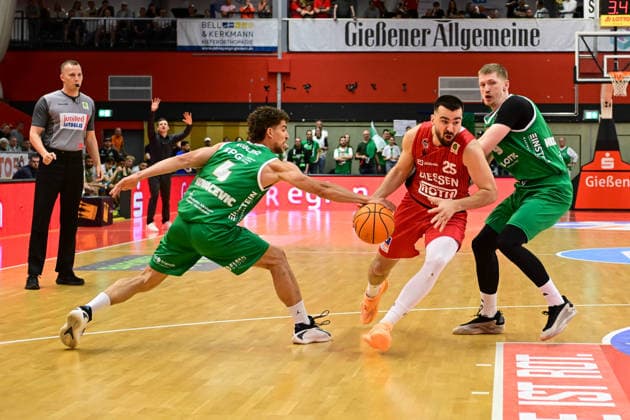 Aleksa Kovacevic, Viktor Kovacevic, Jonas Niedermanner 2.Bundesliga Pro A, 34. Spieltag, 46ers, Basketball, Basketball Saison 2025 2026, BBL, Deutschland, Giessen 46ers EPG Baskets Koblenz, Giessen in rot,Koblenz in grün, Herren, Männer