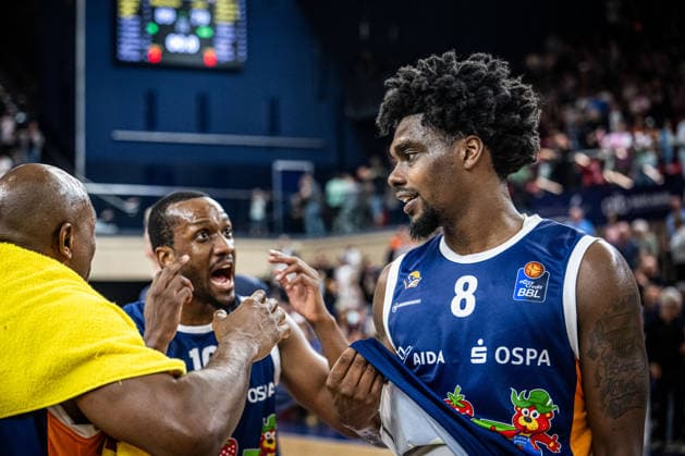 Rostock, Deutschland 02. Mai 2026: 1. BBL - 2025 2026 - Sp. 32 - Rostock Seawolves gegen Science City Jena Im Bild: v.li. Phillip Greene IV (Rostock Seawolves) und Robin Christen (Science City Jena) nach Abpfiff Copyright: xFotostandx xVoelkerx