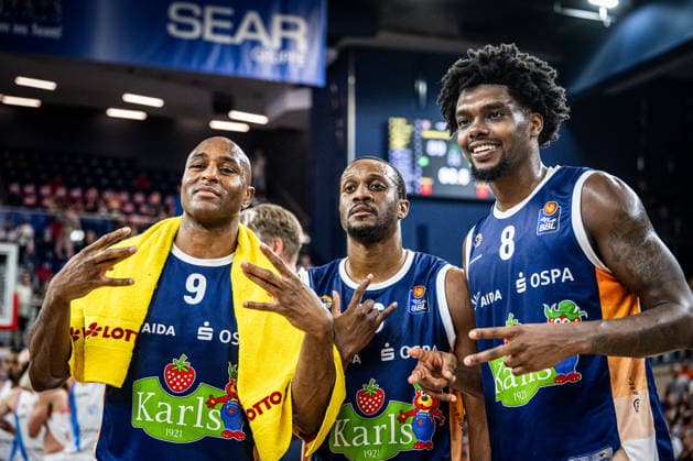 Rostock, Deutschland 02. Mai 2026: 1. BBL - 2025 2026 - Sp. 32 - Rostock Seawolves gegen Science City Jena Im Bild: v.li. DeAndre Lansdowne (Rostock Seawolves) , Phillip Greene IV (Rostock Seawolves) und Topscorer Kassim Nicholson (Rostock Seawolves) Copyright: xFotostandx xVoelkerx