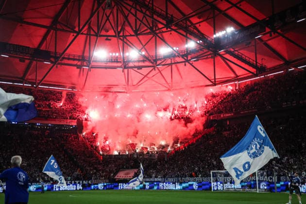 Sport Bilder des Tages Fussball, 2. Bundesliga Saison 2025 2026 32. Spieltag FC Schalke 04 - Fortuna Düsseldorf 02.05.2026, VELTINS-Arena Fans Fortuna Düsseldorf zünden zum Spielbeginn Pyro und Bengalos Gelsenkirchen VELTINS-Arena Nordrhein-Westfalen Deutschland *** Sport, Football, 2 Bundesliga Season 2025 2026 32 Matchday FC Schalke 04 Fortuna Düsseldorf 02 05 2026, VELTINS Arena Fans Fortuna Düsseldorf ignite pyro and Bengalos at the start of the match Gelsenkirchen VELTINS Arena Nordrhein Westfalen Germany