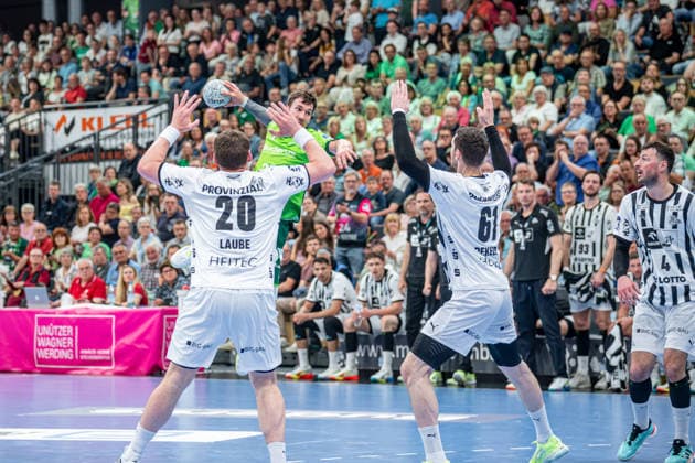 Handball Bundesliga; HSG Wetzlar - THW Kiel, 02.05.26 Jona Schoch (HSG Wetzlar, 22), Hendrik Pekeler (THW Kiel, 61), Lukas Laube (THW Kiel, 20) Handball Bundesliga; HSG Wetzlar - THW Kiel: Wetzlar, 02.05.26 Copyright: xBEAUTIFULxSPORTS Roeczeyx