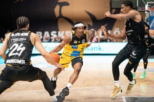 Stef Smith (Nr. 3 MHP Riesen Ludwigsburg) gegen Kaza Kajami-Keane (Nr. 24 Basketball Loewen Braunschweig) und David NGuessan (Nr. 1 Basketball Loewen Braunschweig) GER, Basketball Loewen Braunschweig gegen MHP Riesen Ludwigsburg, Basketball, easyCredit BBL, Woche 32, Spielzeit 2025 26, 02.05.2026 GER, Basketball Loewen Braunschweig gegen MHP Riesen Ludwigsburg, Basketball, easyCredit BBL, Woche 32, Spielzeit 2025 26, 02.05.2026 Braunschweig Copyright: xEibner-Pressefoto DanielxREINELTx EP_DRT