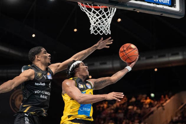 Stef Smith (Nr. 3 MHP Riesen Ludwigsburg) gegen David NGuessan (Nr. 1 Basketball Loewen Braunschweig) GER, Basketball Loewen Braunschweig gegen MHP Riesen Ludwigsburg, Basketball, easyCredit BBL, Woche 32, Spielzeit 2025 26, 02.05.2026 GER, Basketball Loewen Braunschweig gegen MHP Riesen Ludwigsburg, Basketball, easyCredit BBL, Woche 32, Spielzeit 2025 26, 02.05.2026 Braunschweig Copyright: xEibner-Pressefoto DanielxREINELTx EP_DRT