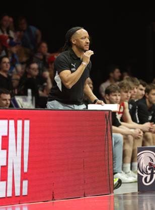02.05.2026 - Basketball - Saison 2025 2026 - 2. Bundesliga Pro-A - 34. Spieltag: Nürnberg Falcons Basketball Club NBC - SBB Baskets Wolmirstedt - Sportfoto Zink DaMa - xdaxmax - Tim Timothy James Black ( Assistent Trainer Nürnberg Falcons BC NBC ) zeigt an gestikuliert dirigiert gibt Anweisungen