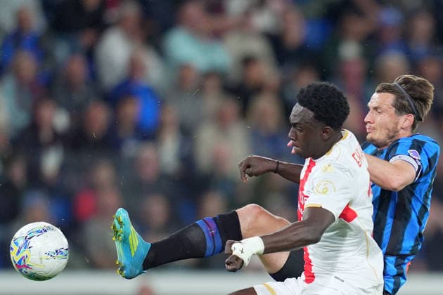 Atalanta™s Marten de Roon fights for the ball with Genoa™s Jeff Ekhator during the Serie A soccer match between Atalanta and Genoa at the New Balance Stadium in Bergamo , north Italy - Saturday , May 02 , 2026. - Soccer .  Copyright: xSpada LaPressex
