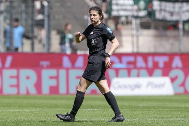 Schiedsrichterin Dr. Riem Hussein, Freisteller, Einzelbild, Ganzkörper, Aktion, Action, Spielszene, DIE DFB-RICHTLINIEN UNTERSAGEN JEGLICHE NUTZUNG VON FOTOS ALS SEQUENZBILDER UND ODER VIDEOÄHNLICHE FOTOSTRECKEN. DFB REGULATIONS PROHIBIT ANY USE OF PHOTOGRAPHS AS IMAGE SEQUENCES AND OR QUASI-VIDEO., 02.05.2026, Köln (Deutschland), Fussball, Google Pixel Frauen-Bundesliga, 1. FC Köln - SV Werder Bremen *** Referee Dr Riem Hussein, cropped image, single image, full body, action, action, match scene, THE DFB GUIDELINES PROHIBIT ANY USE OF PHOTOGRAPHS AS IMAGE SEQUENCES AND OR QUASI VIDEO DFB REGULATIONS PROHIBIT ANY USE OF PHOTOGRAPHS AS IMAGE SEQUENCES AND OR QUASI VIDEO , 02 05 2026, Cologne Germany , Soccer, Google Pixel Womens Bundesliga, 1 FC Köln SV Werder Bremen xobx