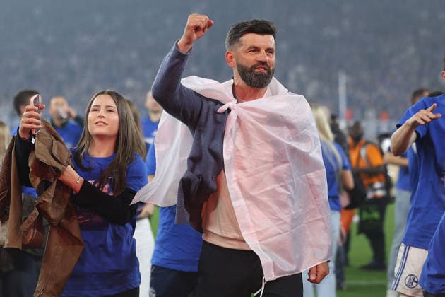 Fußball 2. Bundesliga 32. Spieltag FC Schalke 04 - Fortuna Düsseldorf am 02.05.2026 in der Veltins Arena in Gelsenkirchen Miron Muslic ( Trainer Cheftrainer Schalke ) feiert den Aufstieg DFL regulations prohibit any use of photographs as image sequences and or quasi-video.