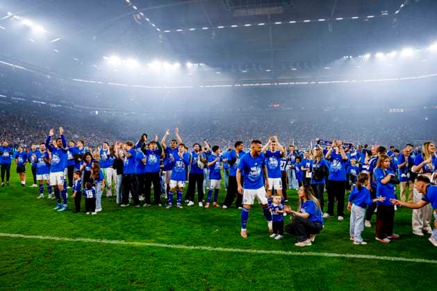 team and staff of FC Schalke 04 celebrate winning the league title FC Schalke 04 v Fortuna Dusseldorf, 2. Bundesliga, FC Schalke 04 v Fortuna Dusseldorf, Veltins-Arena, May 2, 2026, Gelsenkirchen, Germany.