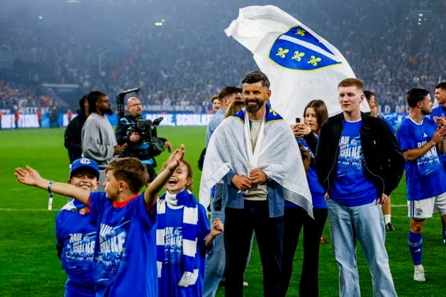 head coach Miron Muslic of FC Schalke 04 and his family looks on celebrate winning the league title FC Schalke 04 v Fortuna Dusseldorf, 2. Bundesliga, FC Schalke 04 v Fortuna Dusseldorf, Veltins-Arena, May 2, 2026, Gelsenkirchen, Germany.