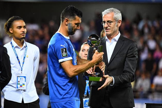 FOOTBALL : ESTAC Troyes vs Stade Lavallois - Ligue 2 - JournÃ e 33 - 02 05 2026 Adrien Monfray (ESTAC Troyes) et la coupe de champion de Ligue 2 BKT TroyesFrance  Copyright: xBaptistexAutissierx