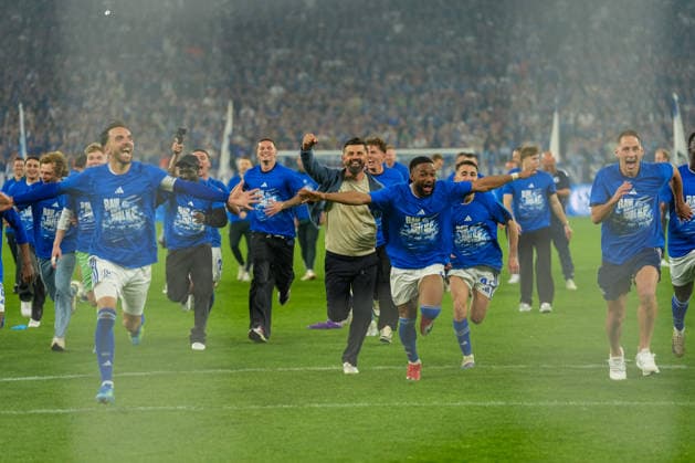 Miron Muslic (FC Schalke 04, Trainer) und seine Spieler feiern den Aufstieg in die 1. Bundesliga, GER FC Schalke 04 vs. Fortuna Duesseldorf, Fussball, 2. Bundesliga, Spieltag 32, Saison 2025 2026, 02.05.2026 DFB DFL REGULATIONS PROHIBIT ANY USE OF PHOTOGRAPHS AS IMAGE SEQUENCES AND OR QUASI-VIDEO, GER FC Schalke 04 vs. Fortuna Duesseldorf, Fussball, 2. Bundesliga, Spieltag 32, Saison 2025 2026, 02.05.2026 Gelsenkirchen