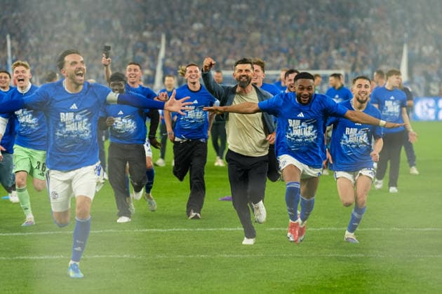 Miron Muslic (FC Schalke 04, Trainer) und seine Spieler feiern den Aufstieg in die 1. Bundesliga, GER FC Schalke 04 vs. Fortuna Duesseldorf, Fussball, 2. Bundesliga, Spieltag 32, Saison 2025 2026, 02.05.2026 DFB DFL REGULATIONS PROHIBIT ANY USE OF PHOTOGRAPHS AS IMAGE SEQUENCES AND OR QUASI-VIDEO, GER FC Schalke 04 vs. Fortuna Duesseldorf, Fussball, 2. Bundesliga, Spieltag 32, Saison 2025 2026, 02.05.2026 Gelsenkirchen