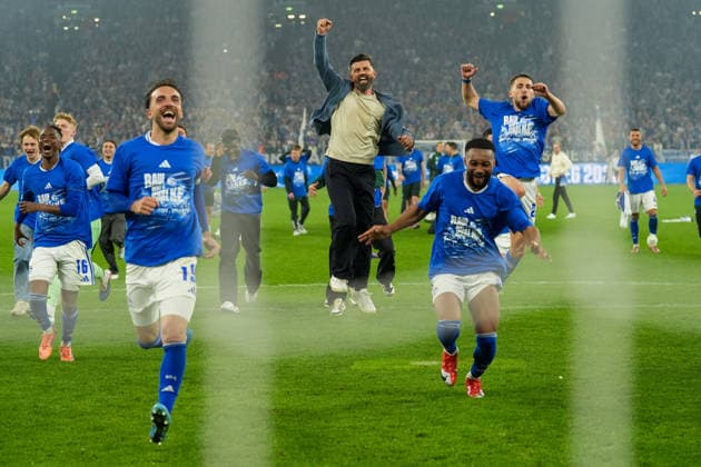 Luftspruenge von Miron Muslic (FC Schalke 04, Trainer) und seinen Spielern nach dem Sieg gegen Duesseldorf und den Aufstieg in die 1. Fussball Bundesliga, GER FC Schalke 04 vs. Fortuna Duesseldorf, Fussball, 2. Bundesliga, Spieltag 32, Saison 2025 2026, 02.05.2026 DFB DFL REGULATIONS PROHIBIT ANY USE OF PHOTOGRAPHS AS IMAGE SEQUENCES AND OR QUASI-VIDEO, GER FC Schalke 04 vs. Fortuna Duesseldorf, Fussball, 2. Bundesliga, Spieltag 32, Saison 2025 2026, 02.05.2026 Gelsenkirchen