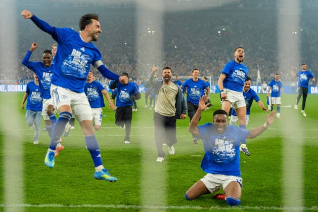 Miron Muslic (FC Schalke 04, Trainer) und seine Spieler feiern den Aufstieg in die 1. Bundesliga, GER FC Schalke 04 vs. Fortuna Duesseldorf, Fussball, 2. Bundesliga, Spieltag 32, Saison 2025 2026, 02.05.2026 DFB DFL REGULATIONS PROHIBIT ANY USE OF PHOTOGRAPHS AS IMAGE SEQUENCES AND OR QUASI-VIDEO, GER FC Schalke 04 vs. Fortuna Duesseldorf, Fussball, 2. Bundesliga, Spieltag 32, Saison 2025 2026, 02.05.2026 Gelsenkirchen