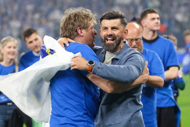 2. Bundesliga - FC Schalke 04 - Fortuna Düsseldorf am 02.05.2026 in der Veltins-Arena auf Schalke Trainer Miron Muslic (Schalke) umarmt und freut sich mit Youri Mulder (Schalke)
