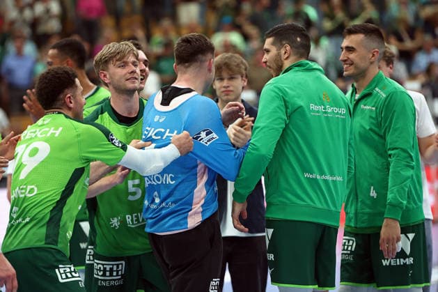 02.05.2026, xovx, Handball Daikin Handball Bundesliga, HSG Wetzlar - THW Kiel Die Spieler der HSG Wetzlar bejubeln den 33:25 Sieg gegen den THW Kiel. Wetzlar Buderus-Arena Hessen Deutschland (DE)