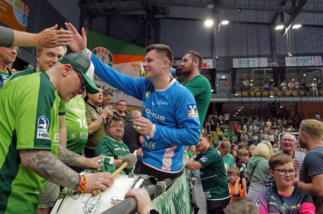 02.05.2026, xovx, Handball Daikin Handball Bundesliga, HSG Wetzlar - THW Kiel Die Spieler der HSG Wetzlar feiern mit den Fans den 33:25 Sieg gegen den THW Kiel. Wetzlar Buderus-Arena Hessen Deutschland (DE)