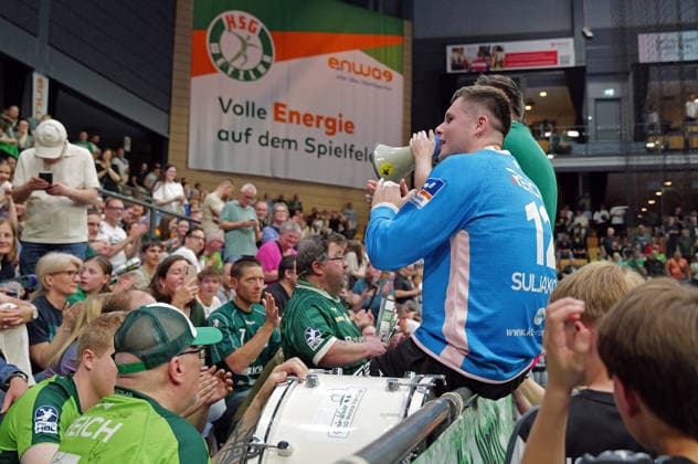 02.05.2026, xovx, Handball Daikin Handball Bundesliga, HSG Wetzlar - THW Kiel Die Spieler der HSG Wetzlar feiern mit den Fans den 33:25 Sieg gegen den THW Kiel. Wetzlar Buderus-Arena Hessen Deutschland (DE)